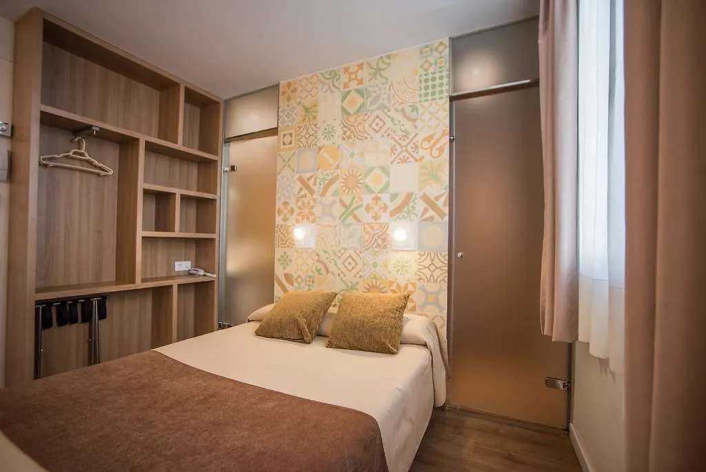 Hostal Marenostrum Barselona Konukevi