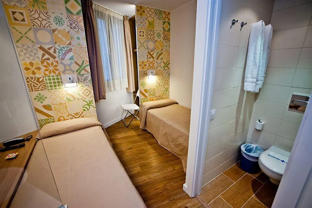 ** Konukevi Hostal Marenostrum Barselona İspanya