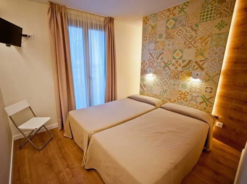 Hostal Marenostrum Barselona Konukevi